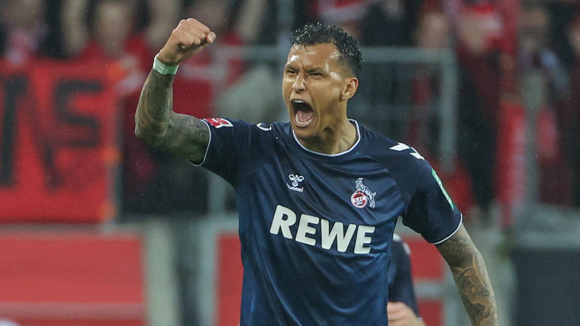 Torschütze Davie Selke (Köln 27) jubelt nach seinem Tor zum 0:1.