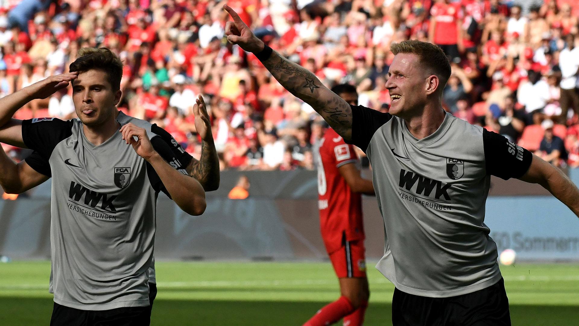 Elvis Rexhbecaj und Torschuetze Andre Hahn (FC Augsburg) jubeln über das Tor zum 2:1 gegen Leverkusen am 13.08.2022.