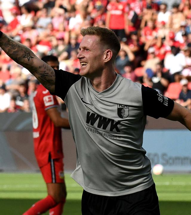 Elvis Rexhbecaj und Torschuetze Andre Hahn (FC Augsburg) jubeln über das Tor zum 2:1 gegen Leverkusen am 13.08.2022.