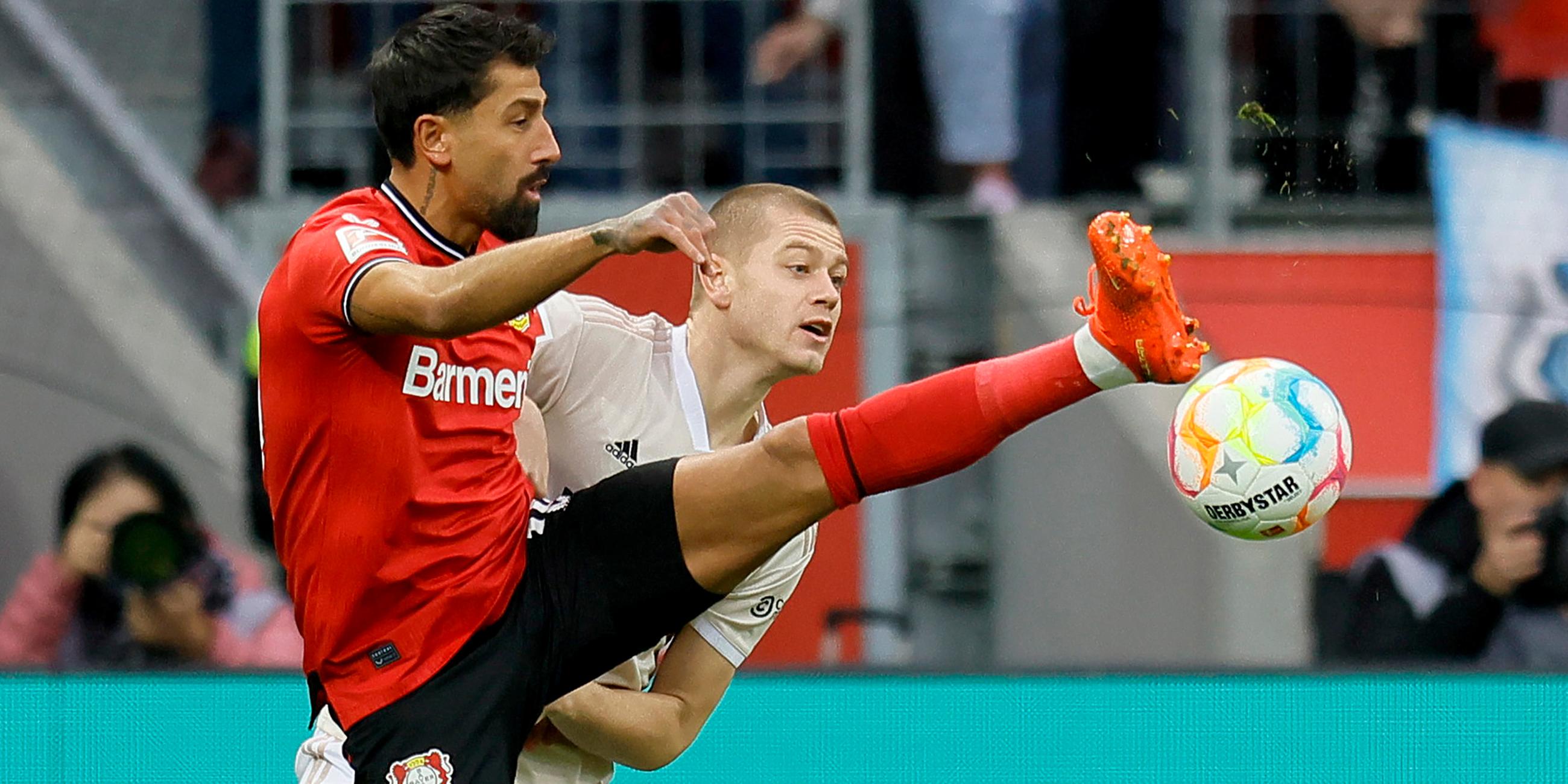 Leverkusens Kerem Demirbay in Aktion gegen Berlins Julian Ryerson am 06.11.2022 in Leverkusen.