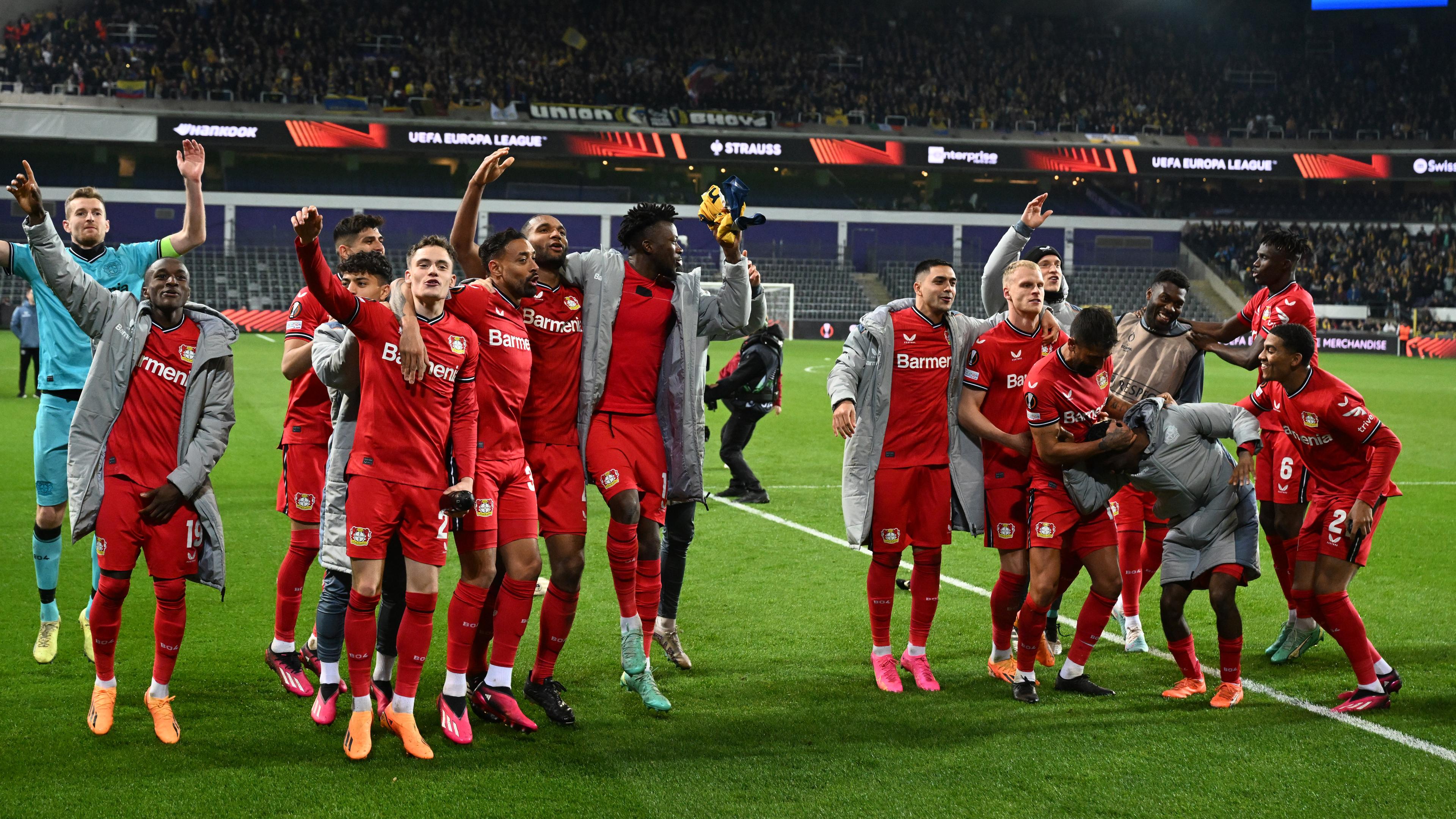 Leverkusener Spieler feiern den 4:1-Sieg im Viertelfinal-Rückspiel der Europa League bei Union St. Gilloise