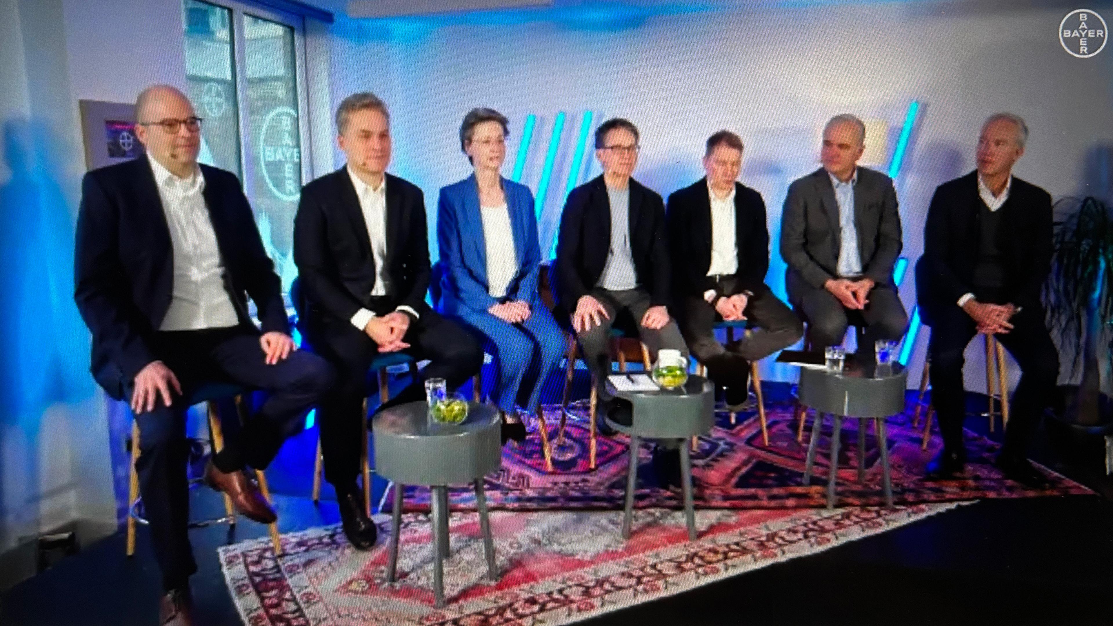 Bilanzpressekonferenz in einem Londoner Co-Working-Office: Die sieben Vorstandsmitglieder der Bayer AG. (Screenshot)