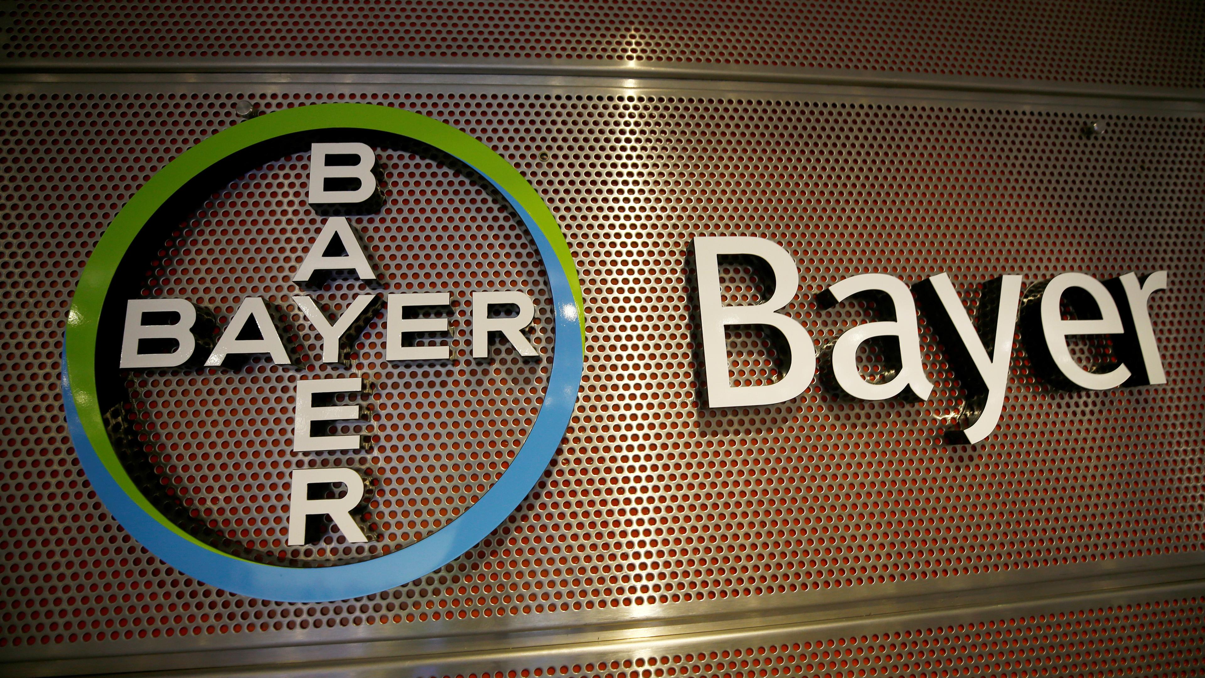 Logo des Pharmakonzerns Bayer AG aus Leverkusen 