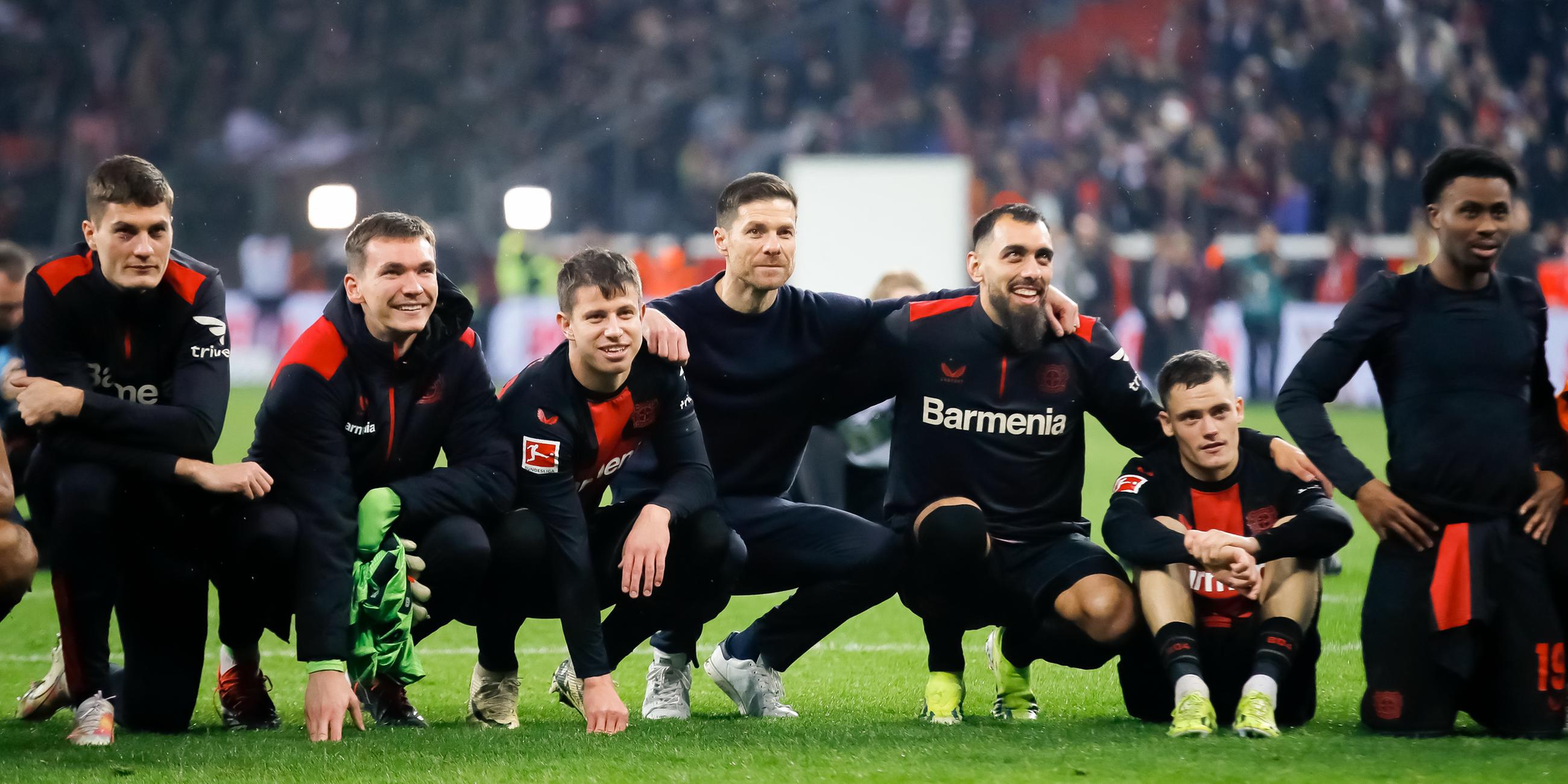 Bayer Leverkusens Trainer Xabi Alonso jubelt nach dem Spiel mit seinen Spielern.