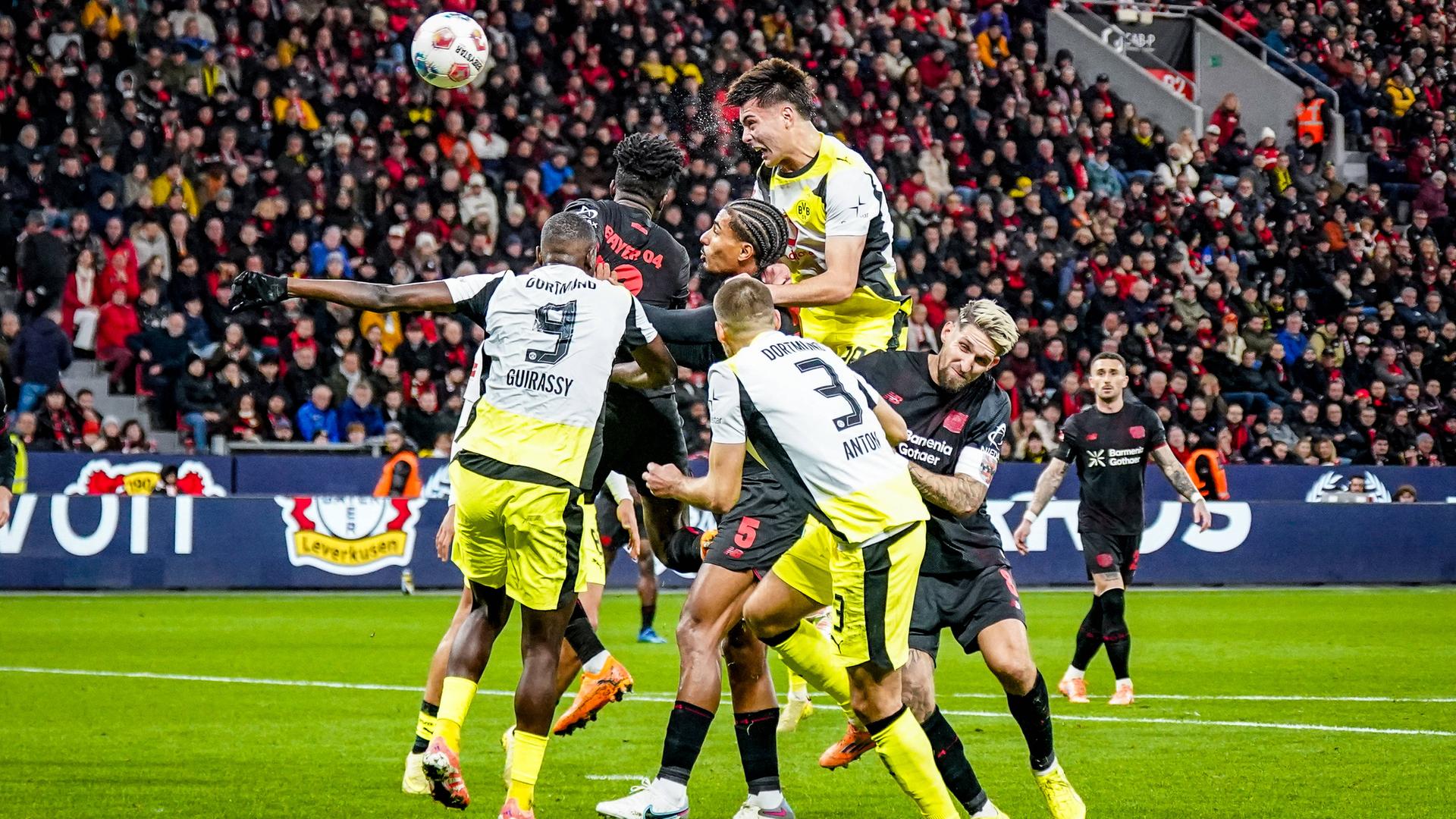 Aaron Anselmino trifft per Kopf zum 0:1 für die Borussia aus Dortmund