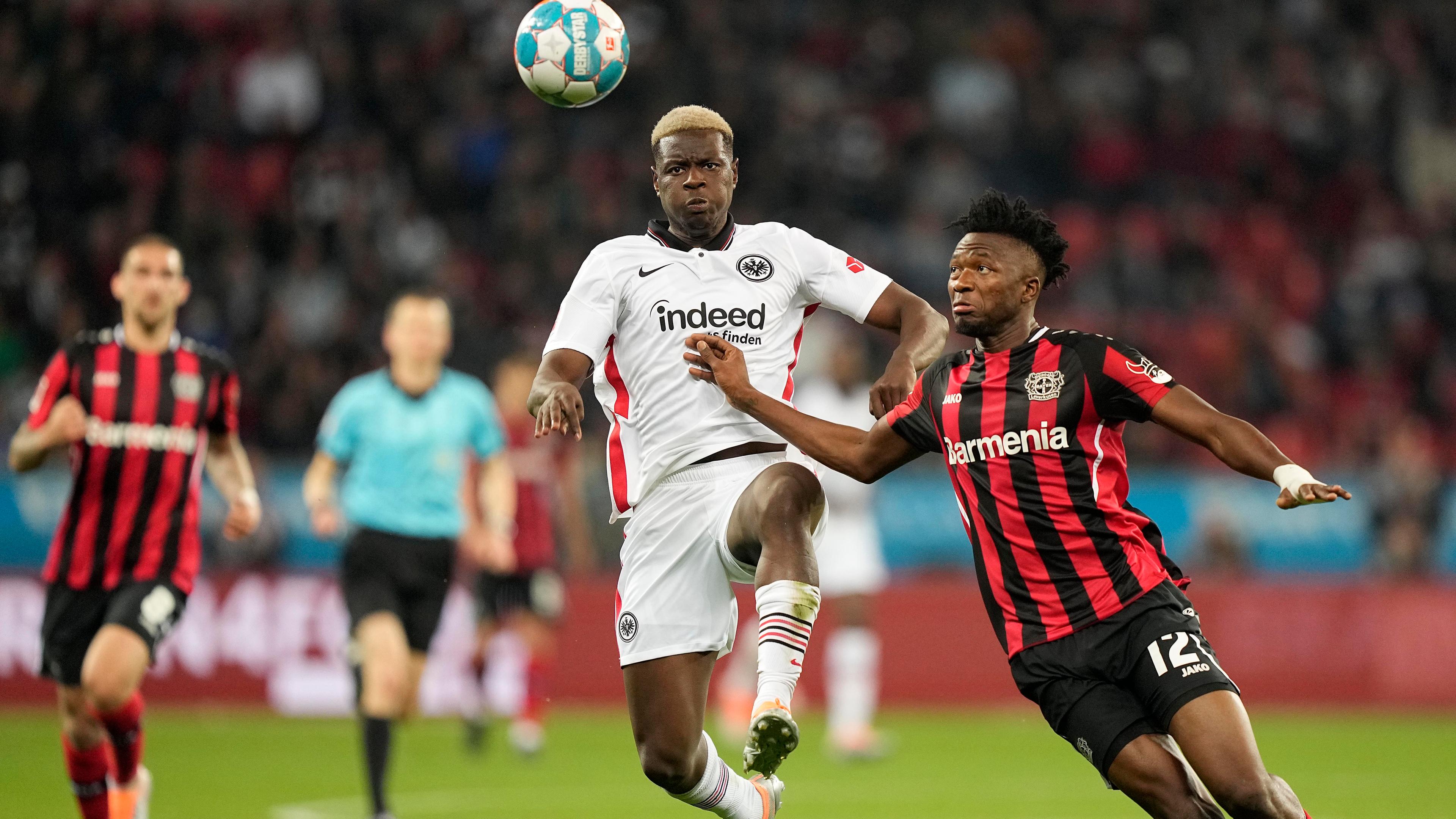 Ragnar Ache von Eintracht Frankfurt gegen Edmond Tapsoba von Bayer Leverkusen