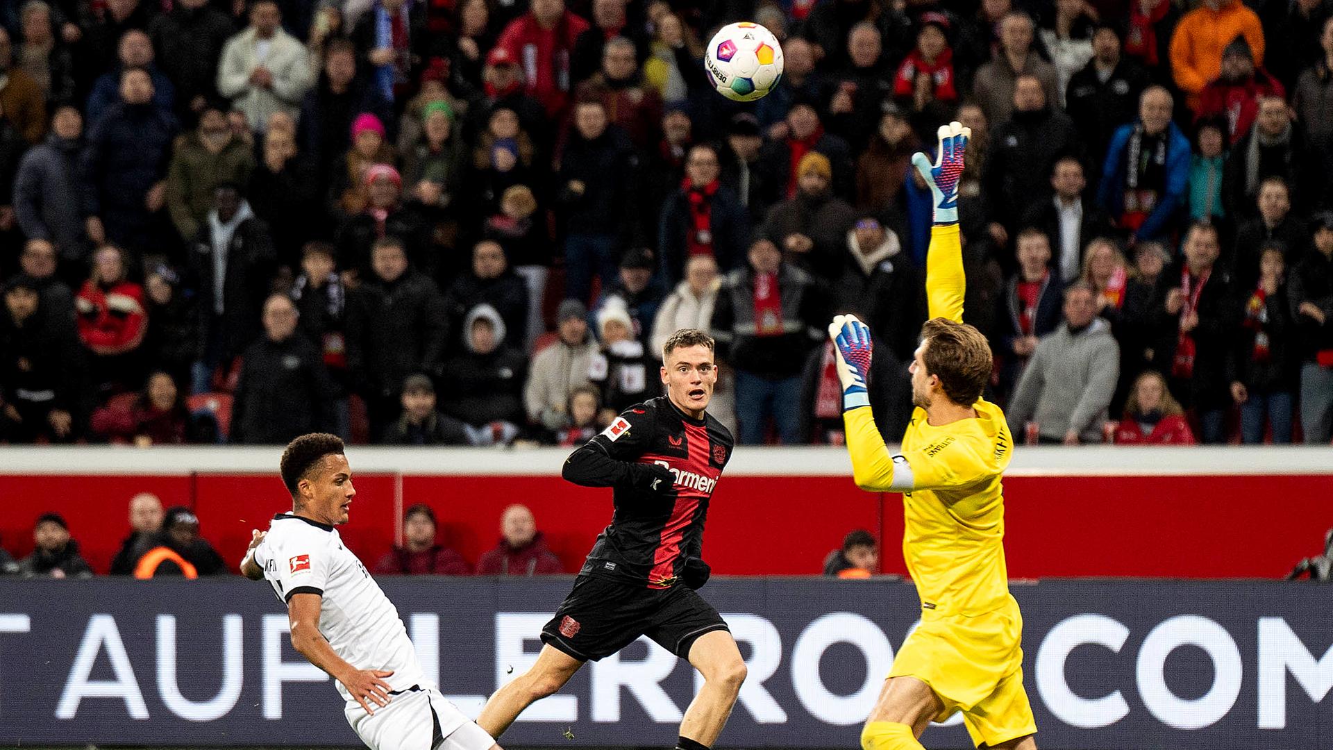 Torschuss von Florian Wirtz (Bayer 04 Leverkusen, 10) zum 3:0, Tor, Kevin Trapp (Eintracht Frankfurt, 1) und Tuta (Eintracht Frankfurt, 35)