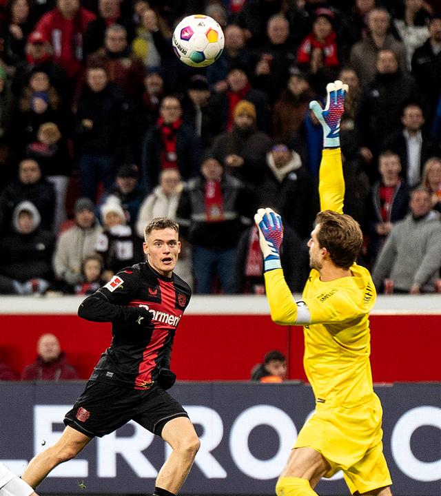 Torschuss von Florian Wirtz (Bayer 04 Leverkusen, 10) zum 3:0, Tor, Kevin Trapp (Eintracht Frankfurt, 1) und Tuta (Eintracht Frankfurt, 35)