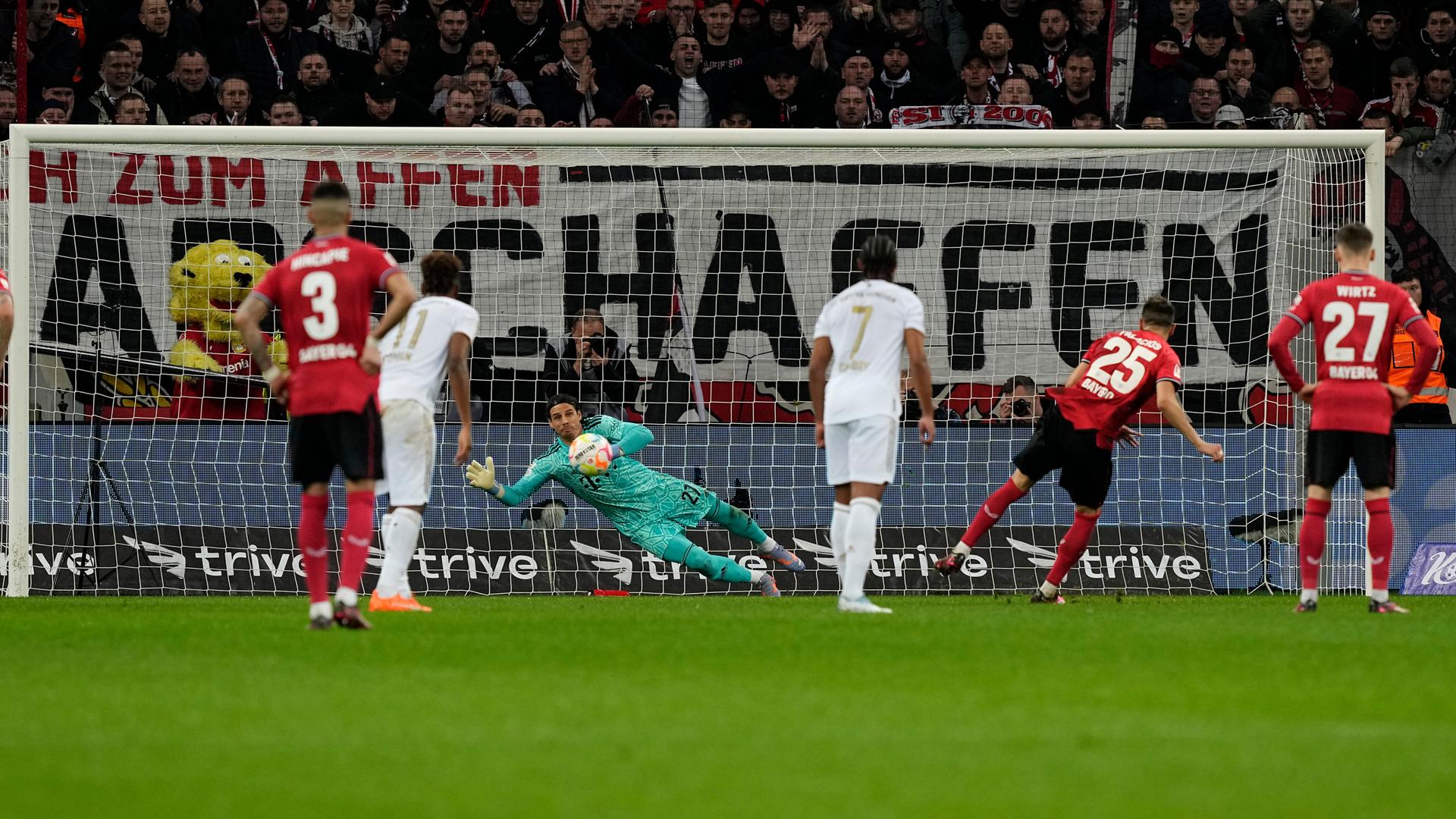 19.03.2023, Nordrhein-Westfalen, Leverkusen: Fußball: Bundesliga, Bayer Leverkusen - Bayern München, 25. Spieltag, BayArena. Leverkusens Exequiel Palacios, Zweiter von rechts, erzielt das zweite Tor seiner Mannschaft