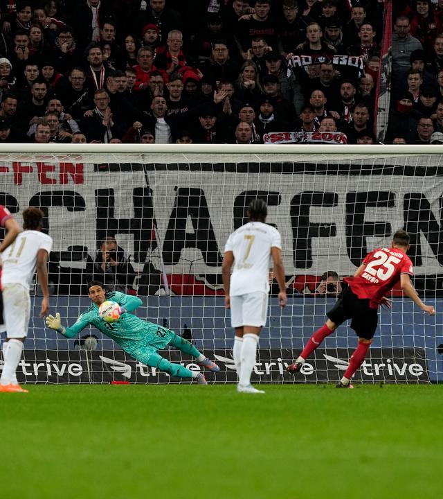 19.03.2023, Nordrhein-Westfalen, Leverkusen: Fußball: Bundesliga, Bayer Leverkusen - Bayern München, 25. Spieltag, BayArena. Leverkusens Exequiel Palacios, Zweiter von rechts, erzielt das zweite Tor seiner Mannschaft