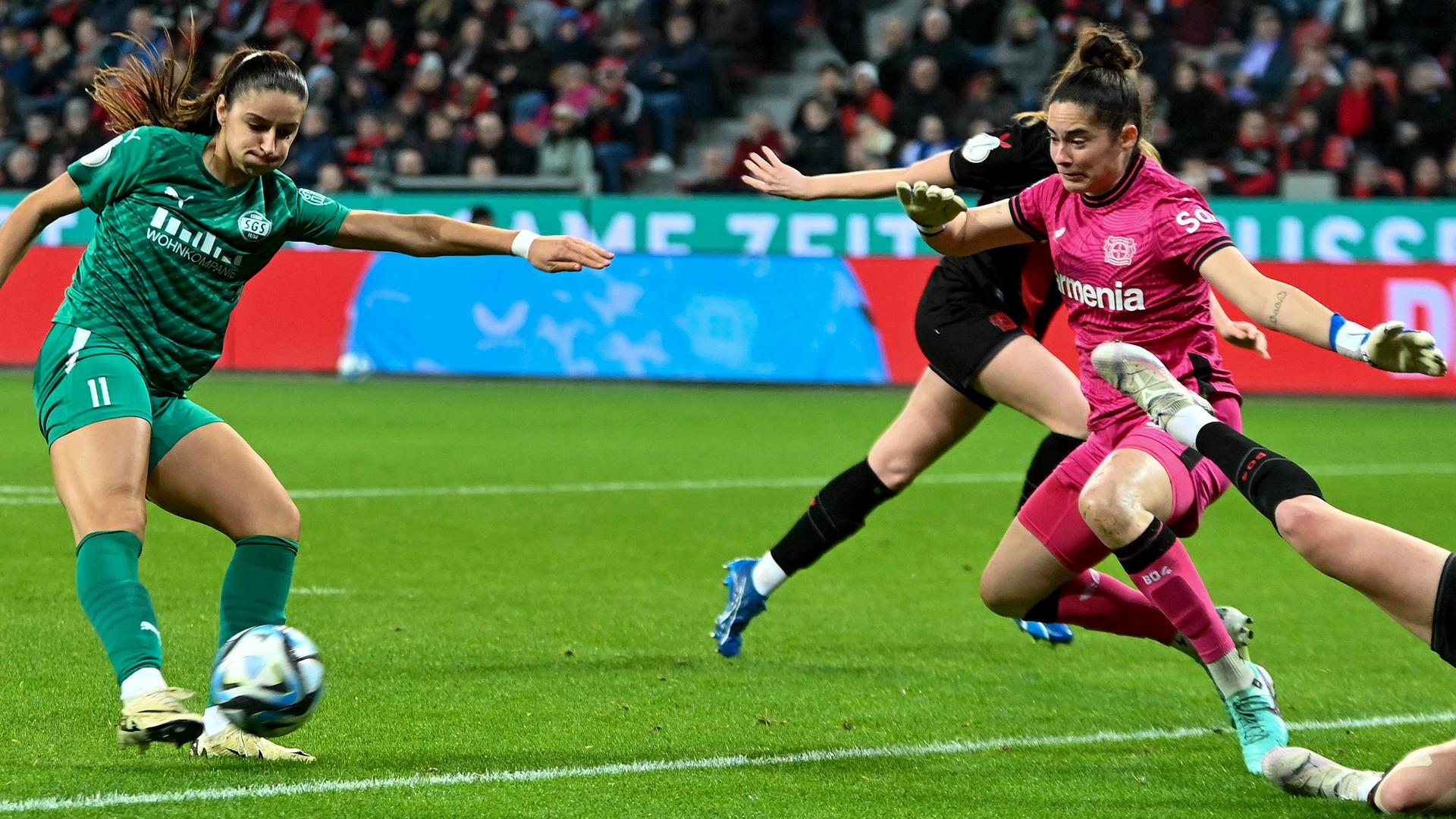 Laureta Elmazi (SGS Essen) schießt Tor zum 2:0 DFB Pokal der Frauen.