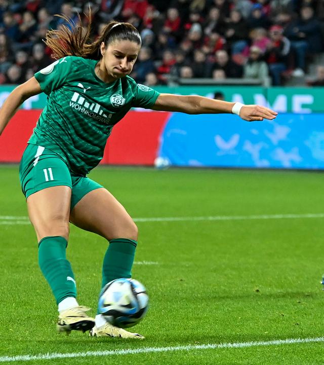 Laureta Elmazi (SGS Essen) schießt Tor zum 2:0 DFB Pokal der Frauen.