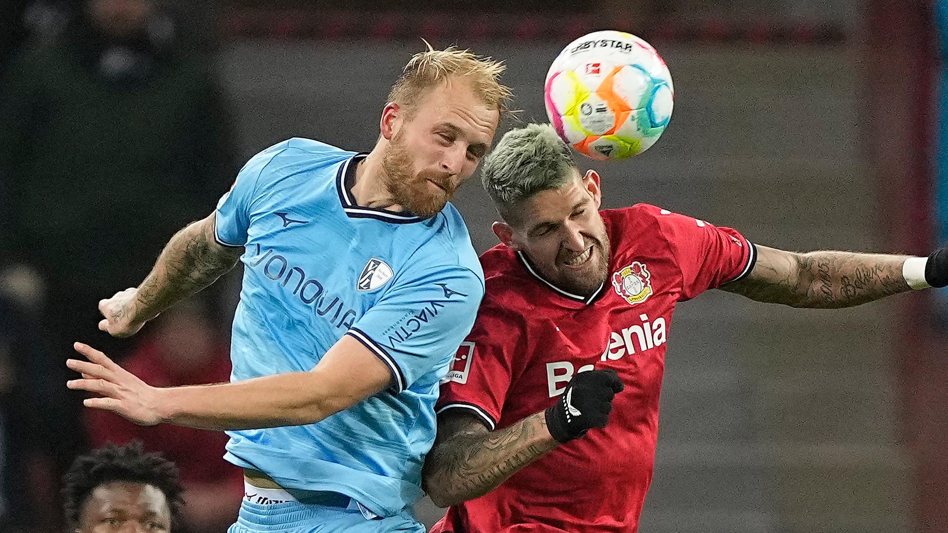 Philipp Hofmann (Bochum, l) und Robert Andrich (Leverkusen, r) kämpfen um den Ball.