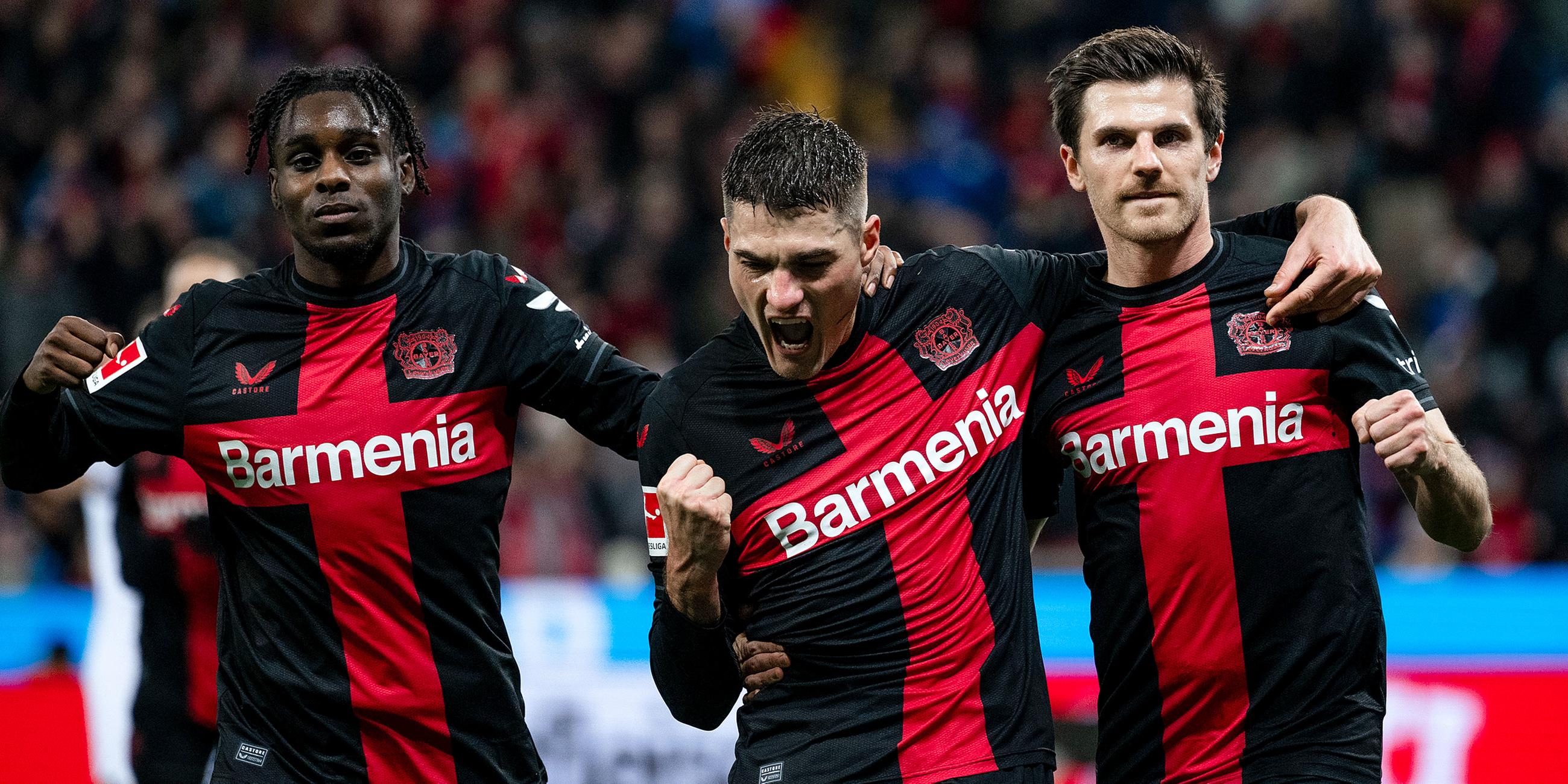 Leverkusens Jeremie Frimpong (l-r), Torschütze Patrik Schick und Jonas Hofmann jubeln nach dem Treffer zur 1:0-Führung.