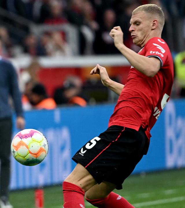 Leverkusens Mitchel Bakker (r) und Wolfsburgs Kevin Paredes kämpfen um den Ball am 22.10.2022 in Leverkusen.