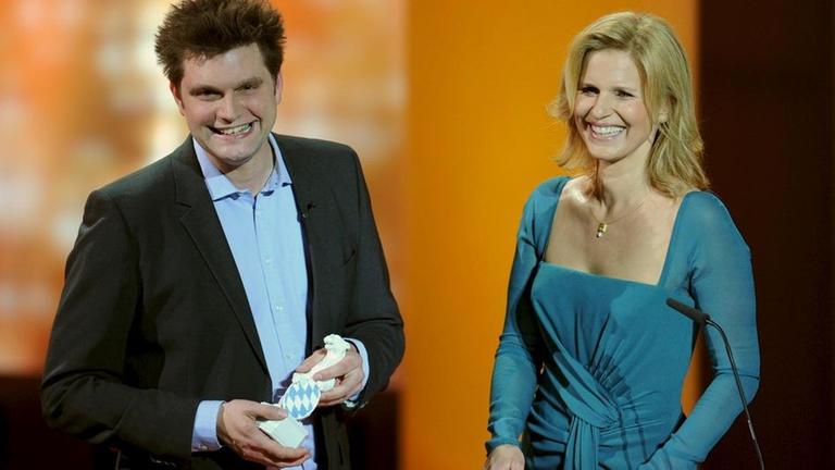 Der Außenreporter der "heute show" Lutz van der Horst nimmt den Blauen Panther entgegen für Oliver Welke von Katrin Müller-Hohenstein