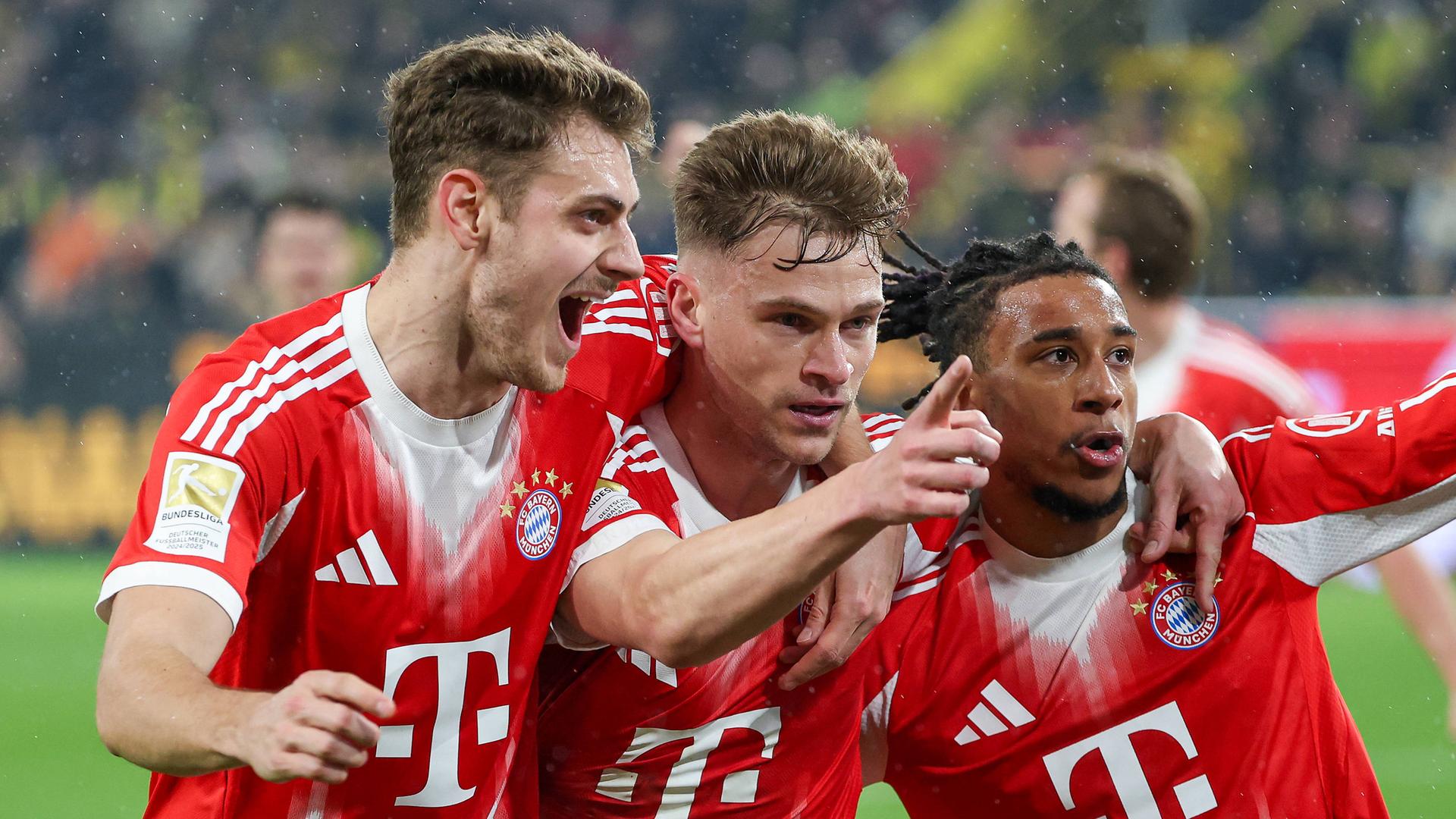 Joshua Kimmich, Josip Stanisic und Michael Olise am 28.02.26