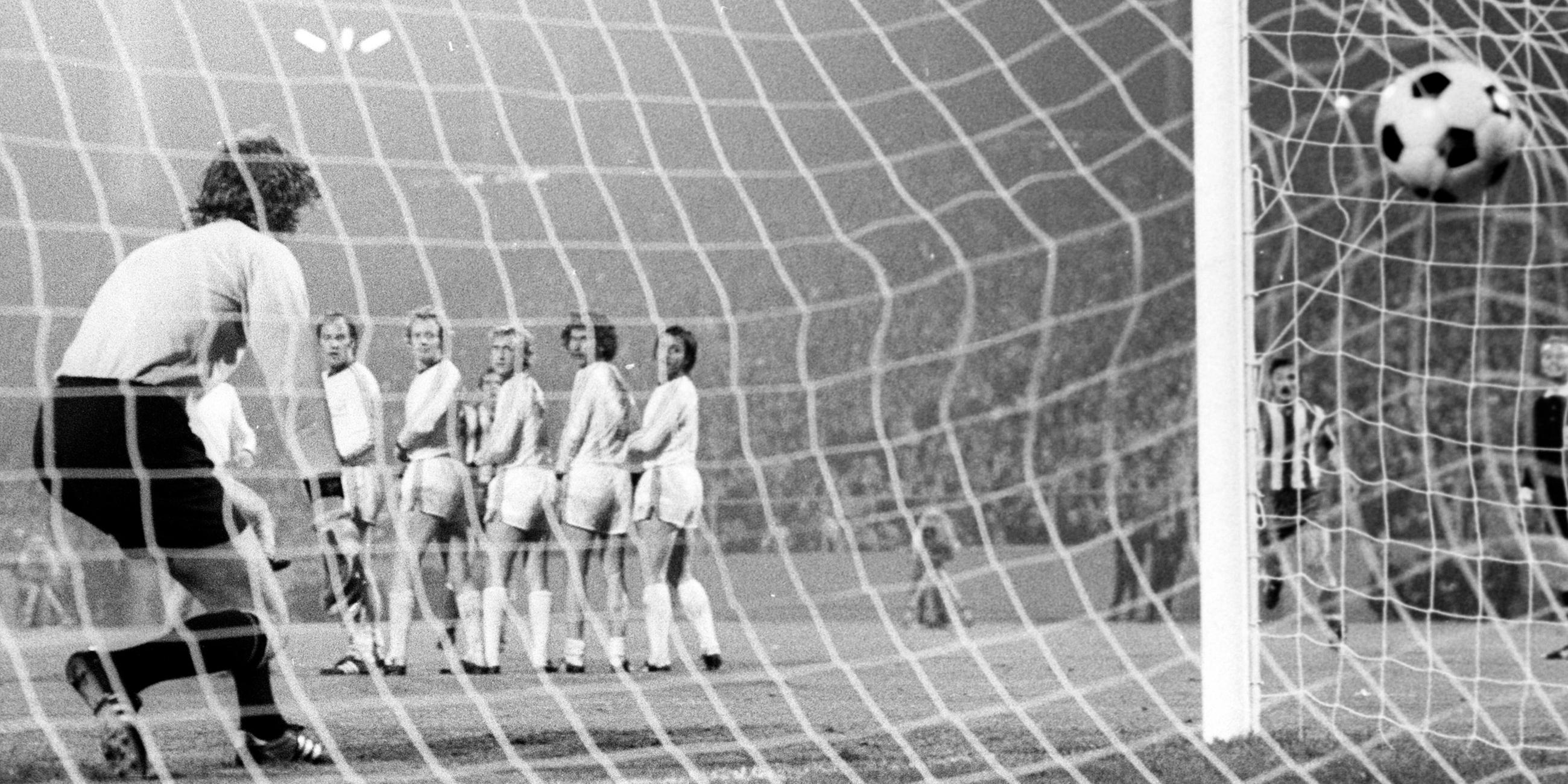 Archiv: or für Madrid gegen Torwart Sepp Maier, Franz Roth, Johnny Hansen, Bernd Dürnberger, Paul Breitner und Jupp Kapellmann am 15.05.1974