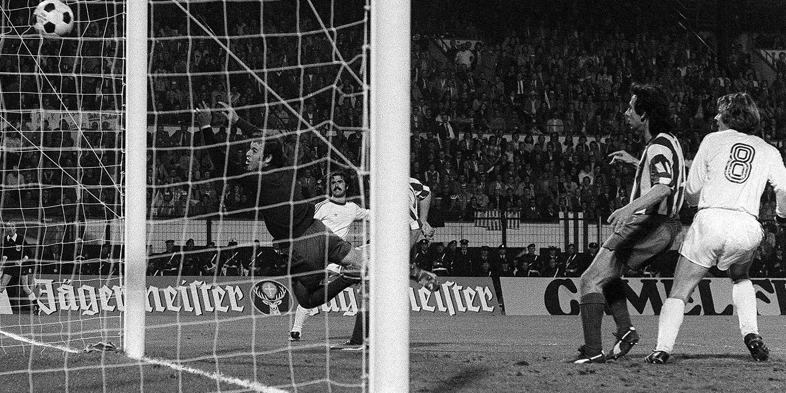 Archiv: Gerd Müller trifft zum 2:0. 