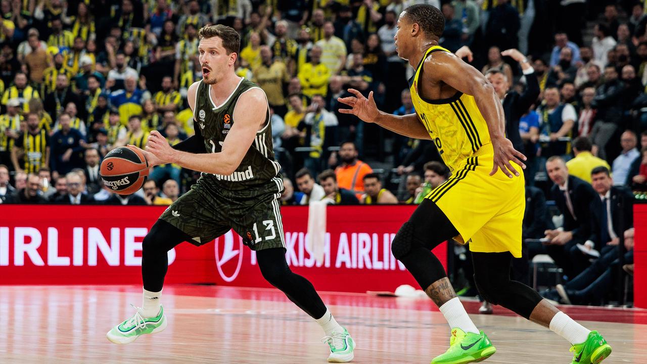 Andreas Obst of FC bayern Munich dribbles against Fenerbahce Istanbul