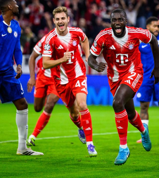 Champions League, Bayern München - FC Chelsea: Dayot Upamecano (r.) und Josip Stanisic (Mitte) jubeln nach Eigentor von Chelsea