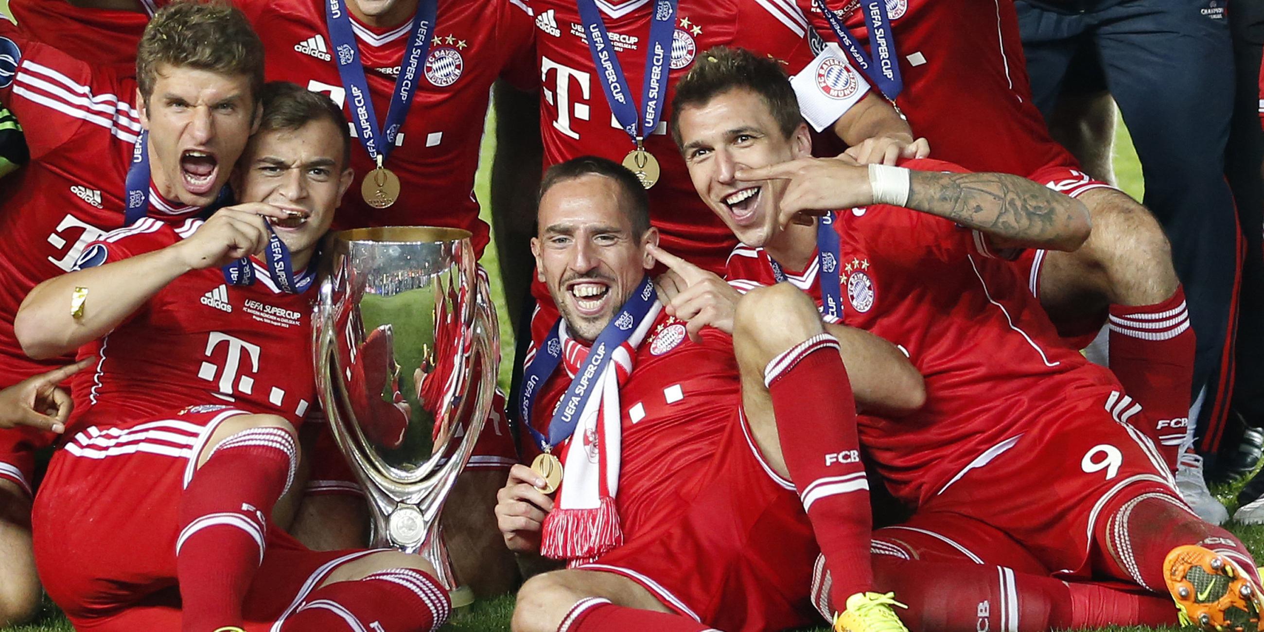 Archiv: Bayerns Spieler versammeln sich für ein Foto, nachdem sie den Superpokal gewonnen haben