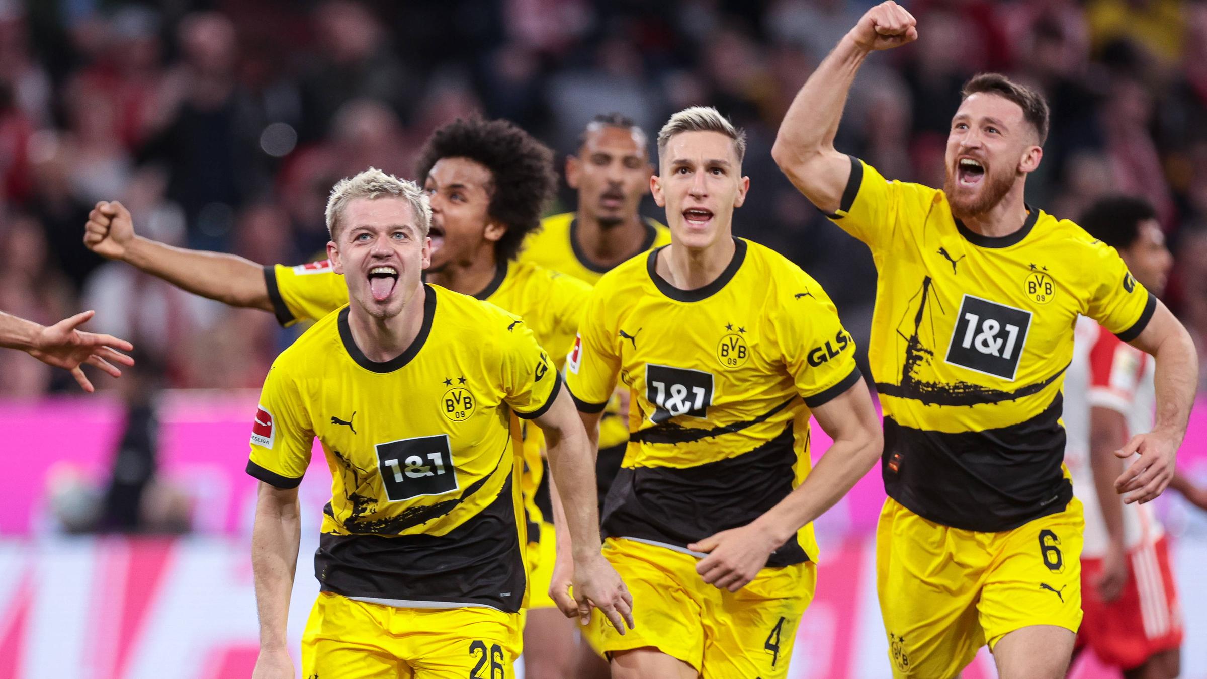 Die Spieler des BVB bejubeln das Tor zum 0:2 durch Julian Ryerson beim Spiel gegen Bayern am 30.03.2024.