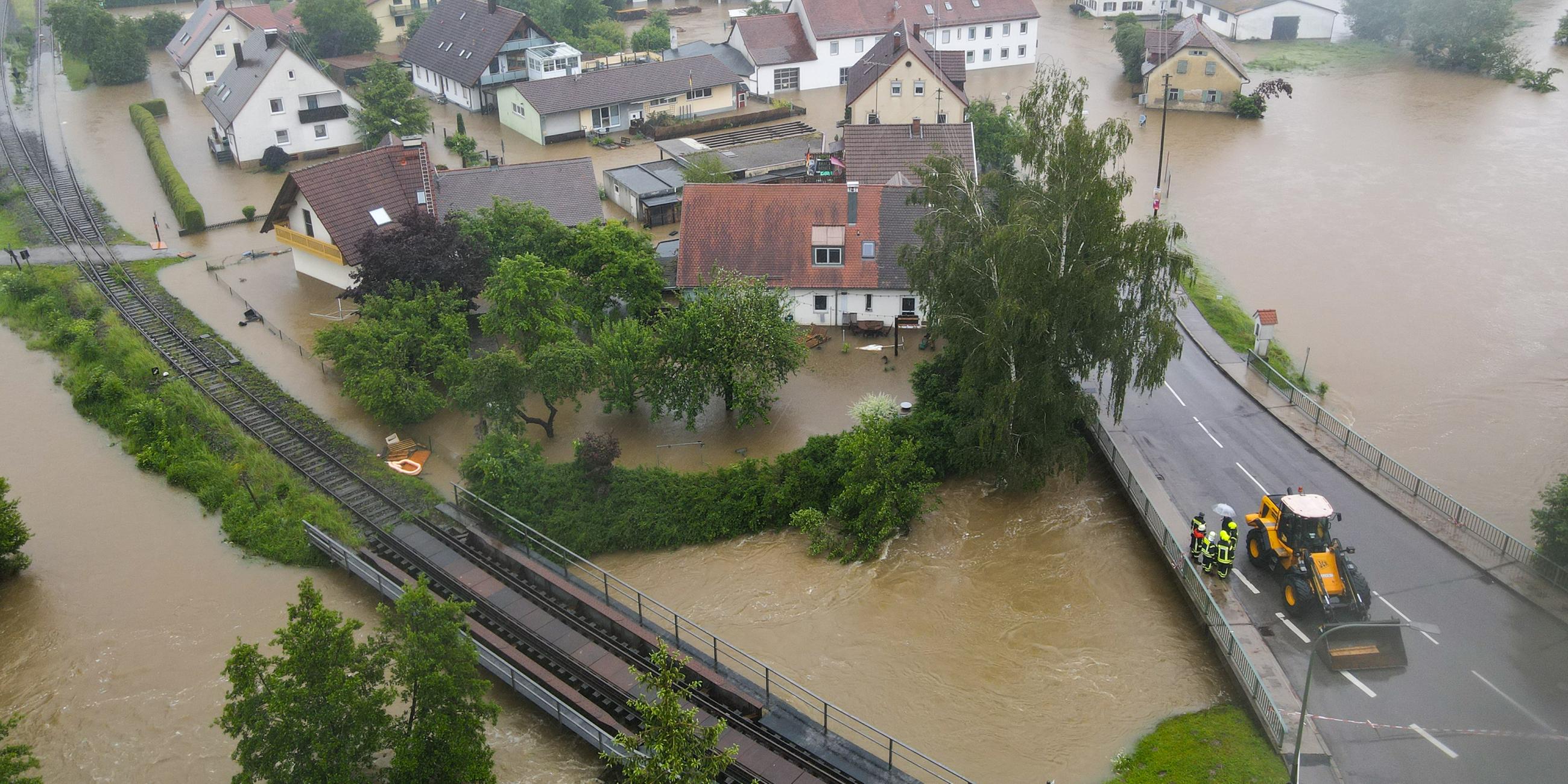 Bayern, Fischach: Luftaufnahme mit Drohne zeigt den überfluteten Ort Fischach.