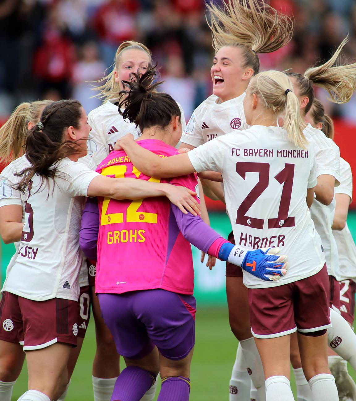 Die Bayern Frauen feiern den Sieg beim DFB Pokalspiel gegen Frankfurt am 31.03.2024.