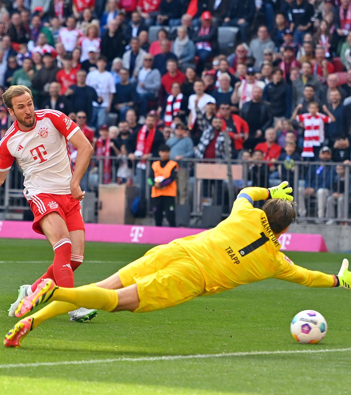 Bayerns Harry Kane beim Torschuss gegen Frankfurts Torwart Kevin Trapp am 27.04.2024.