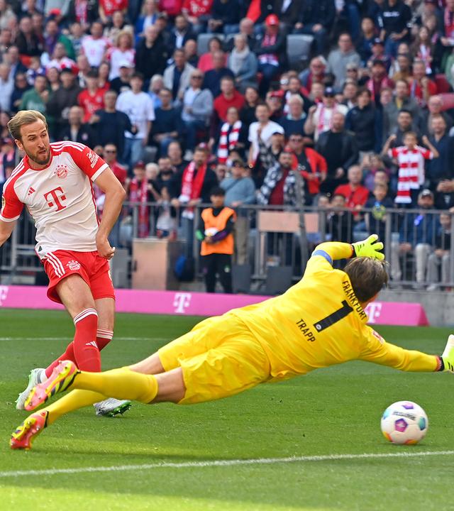 Bayerns Harry Kane beim Torschuss gegen Frankfurts Torwart Kevin Trapp am 27.04.2024.