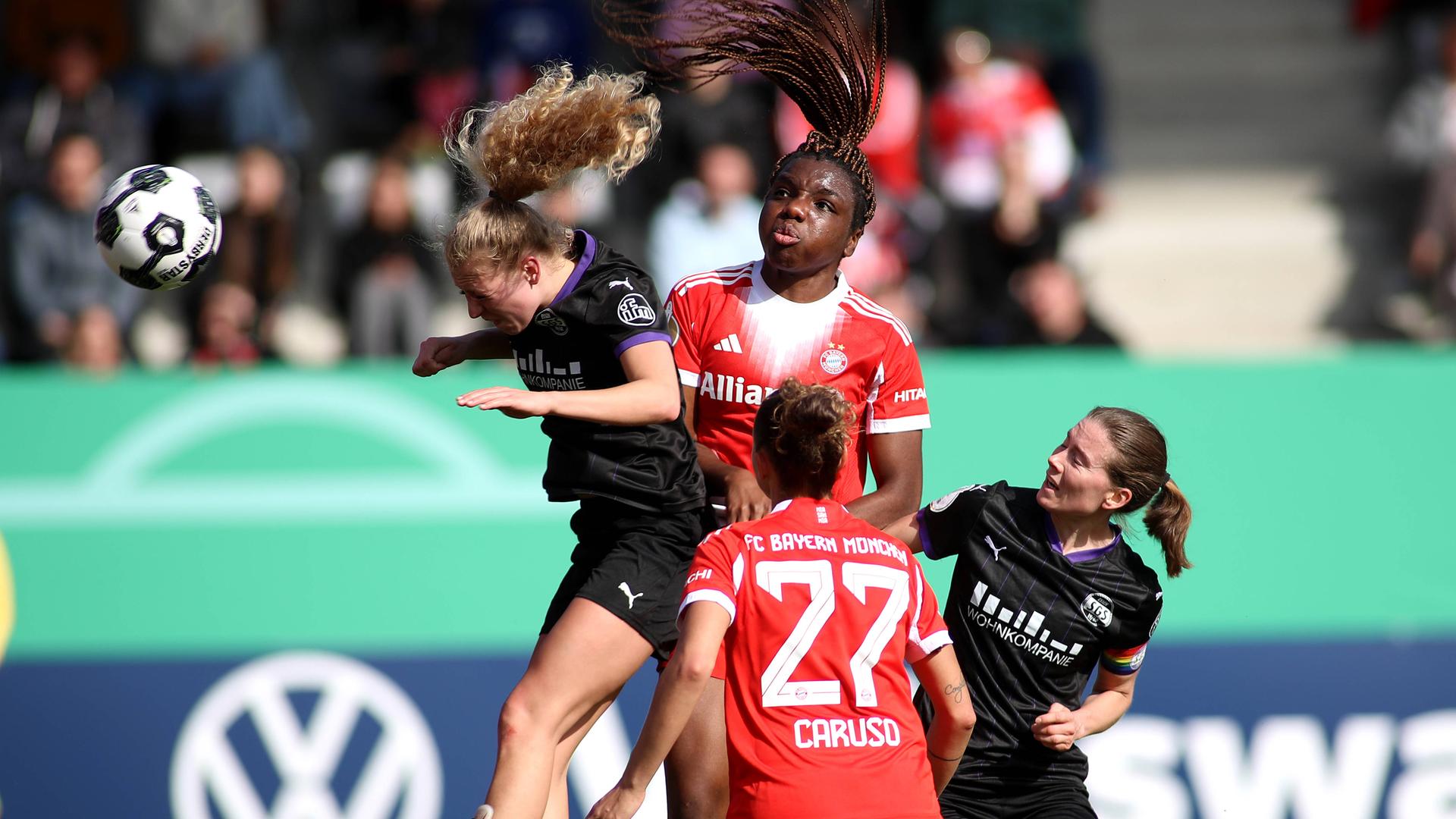 Edna Imade köpft das 3:0 für den FC Bayern München