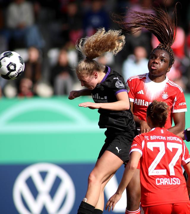 Edna Imade köpft das 3:0 für den FC Bayern München