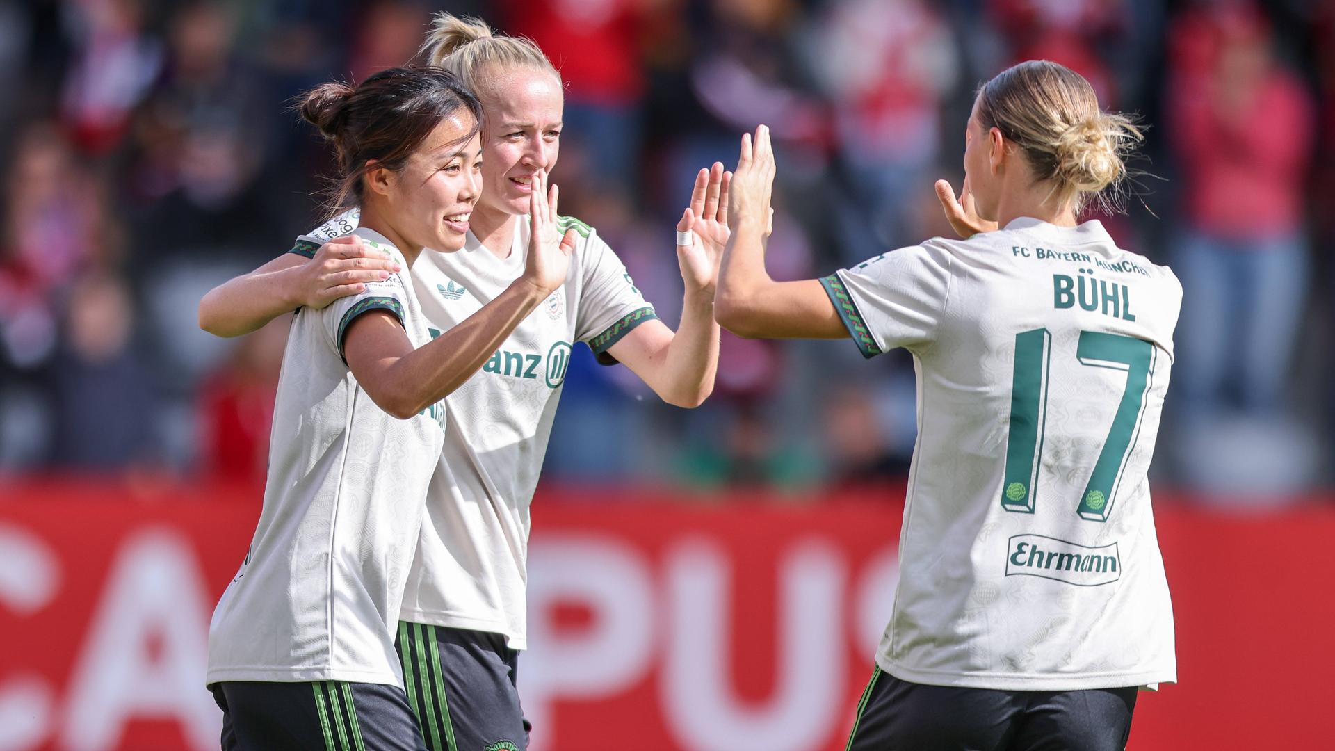 FC Bayern München - Werder Bremen: Momoko Tanikawa jubelt mit Lea Schüller über ihr Tor zum 2:0