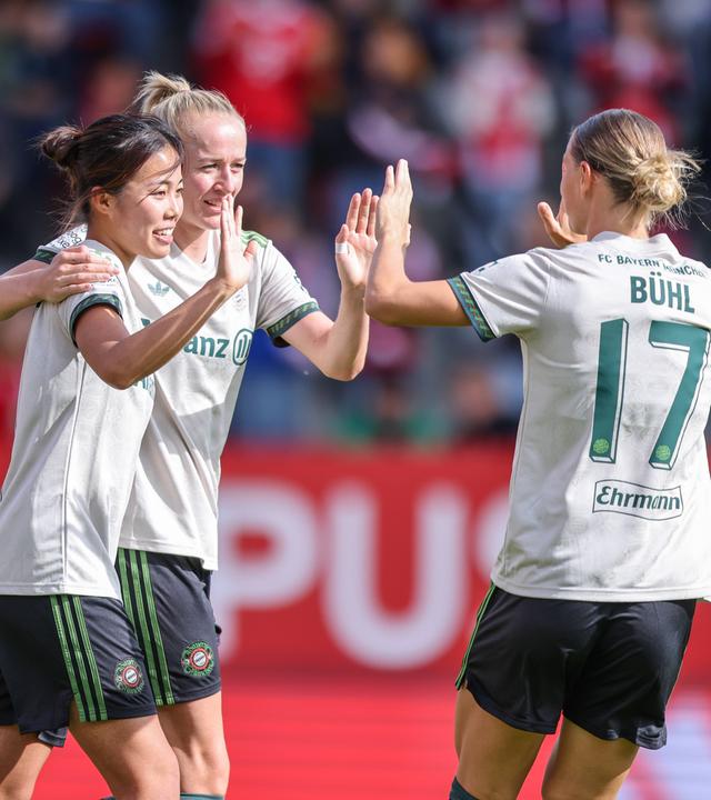 FC Bayern München - Werder Bremen: Momoko Tanikawa jubelt mit Lea Schüller über ihr Tor zum 2:0