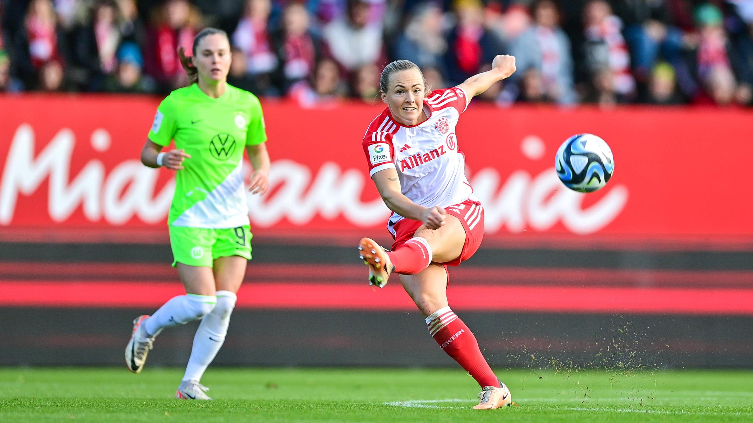 Wolfsburgs Ewa Pajor (l.) und Bayern Münchens Magdalena Eriksson