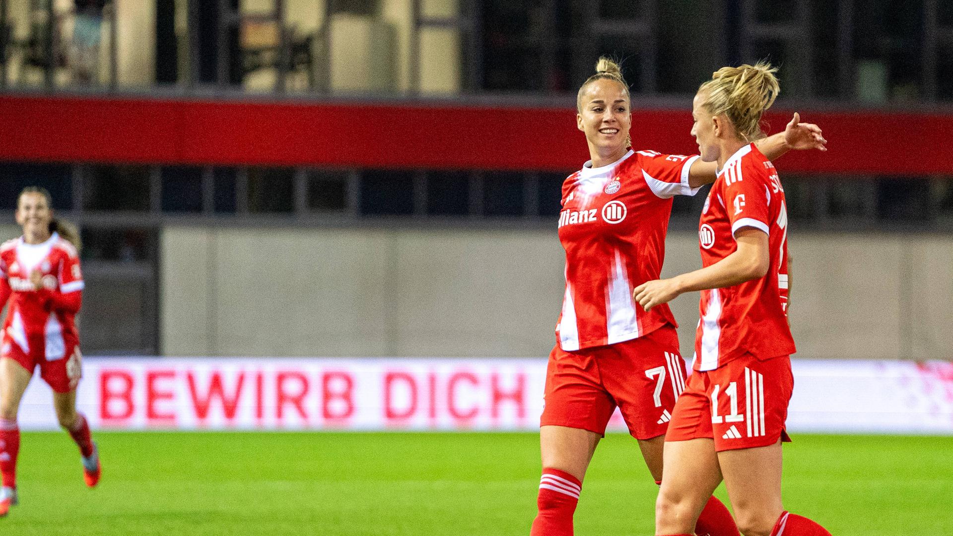 Jubel über das 3:0: Giulia Gwinn (#7) und Lea Schüller (#11) vom FC Bayern feiern beim Google Pixel Frauen-Bundesligaspiel gegen den SC Freiburg am 23.09.2025.