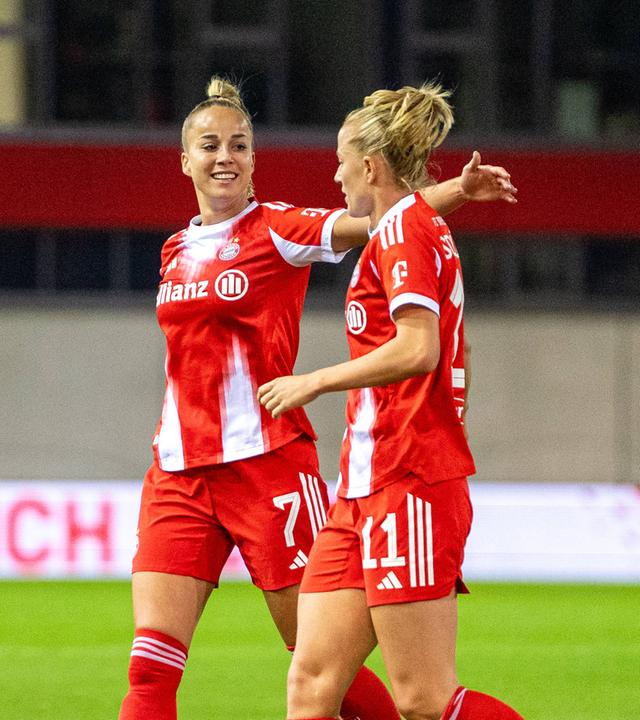 Jubel über das 3:0: Giulia Gwinn (#7) und Lea Schüller (#11) vom FC Bayern feiern beim Google Pixel Frauen-Bundesligaspiel gegen den SC Freiburg am 23.09.2025.