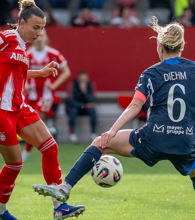 Zweikampf zwischen Arianna Caruso (FC Bayern Muenchen Frauen, #27) und Vanessa Diehm (TSG 1899 Hoffenheim, #06)