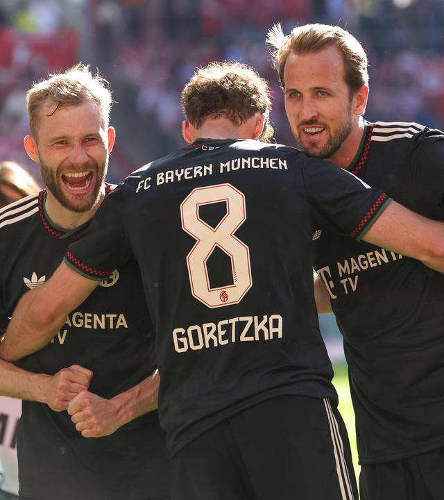 Nach dem 4:3 Sieg gegen den 1. FSV Mainz 05 jubeln Harry Kane, Konrad Laimer und Leon Goretzka zusammen vor der Gästekurve