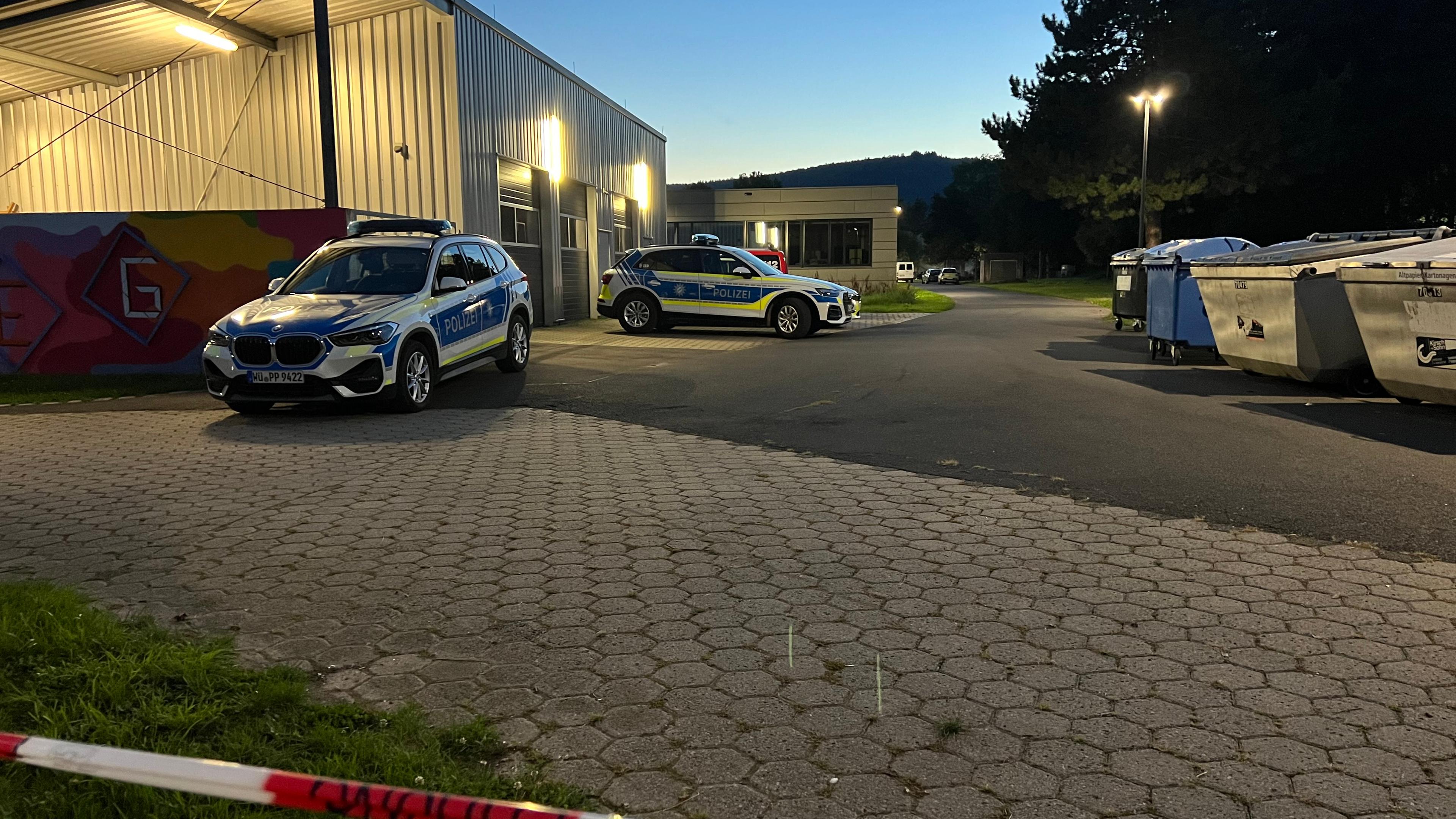 Polizeiwagen auf dem Gelände eines Schulzentrums in Lohr am Main, Bayern
