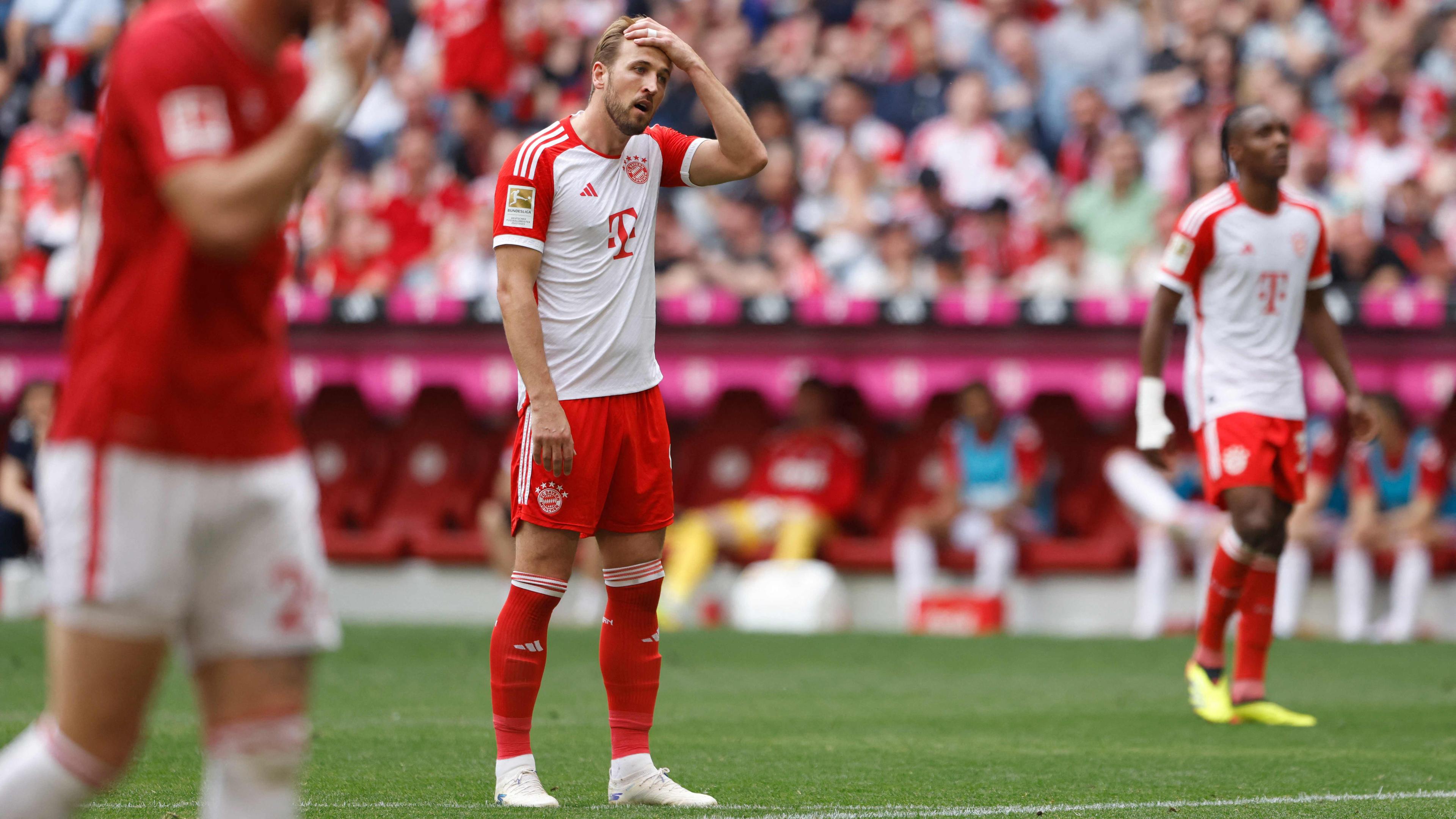 Bayerns Harry Kane reagiert enttäuscht, nachdem er den Pfosten getroffen hat beim Spiel gegen Köln am 13.04.2024.