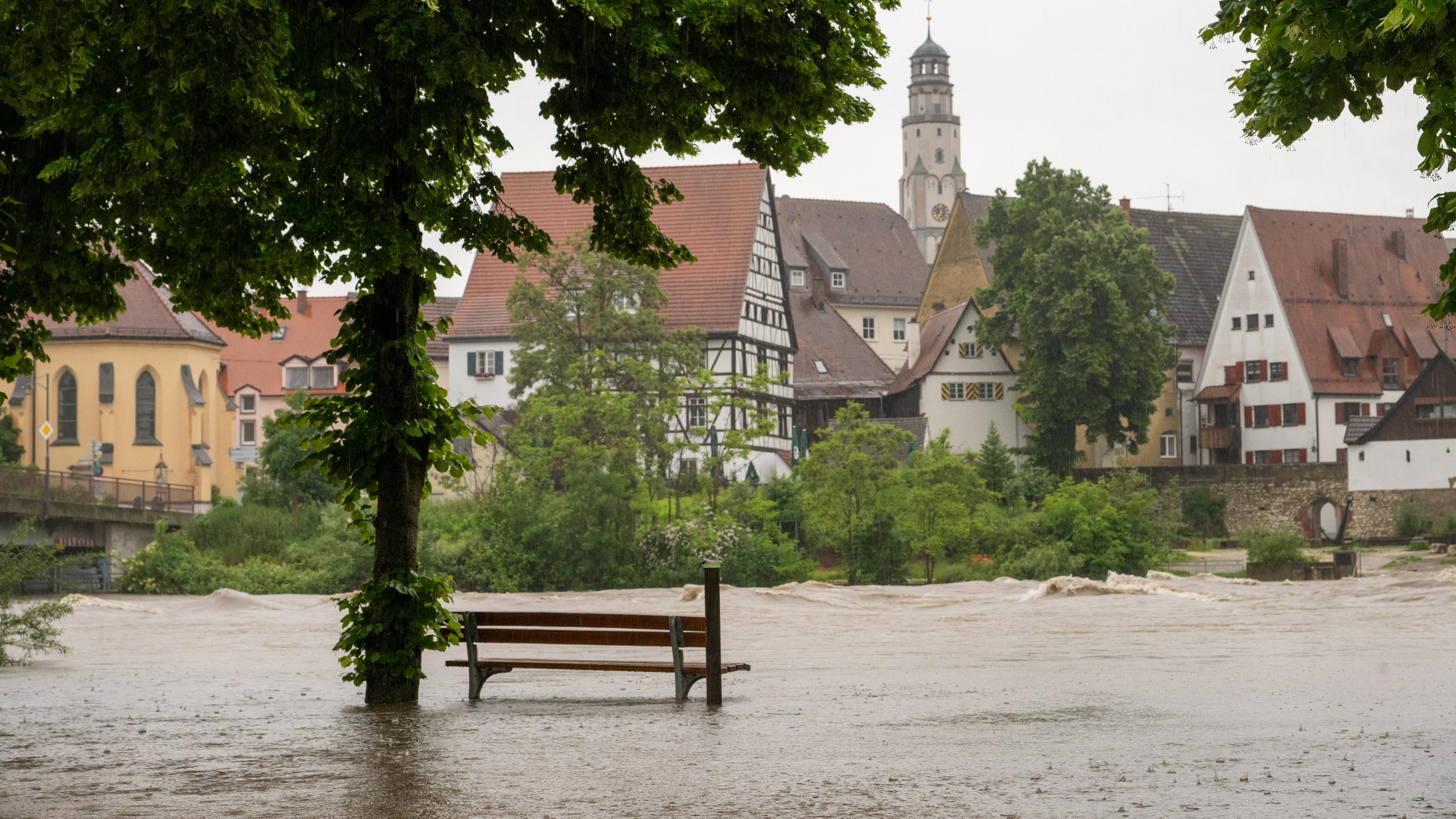 Bayern, Lauingen: In Lauingen ist die Donau über die Ufer getreten.