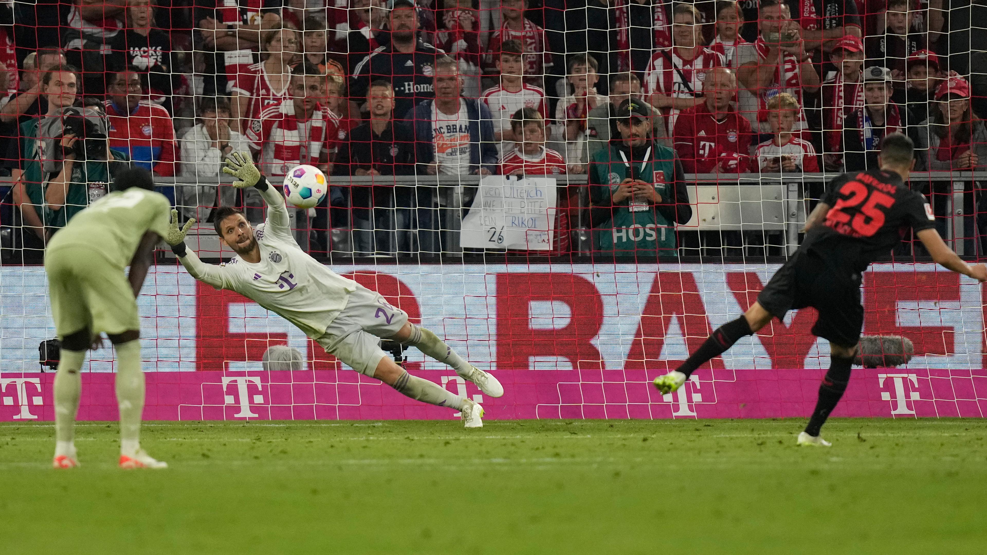  Exequiel Palacios (Leverkusen) schießt das zweite Tor für seine Mannschaft.