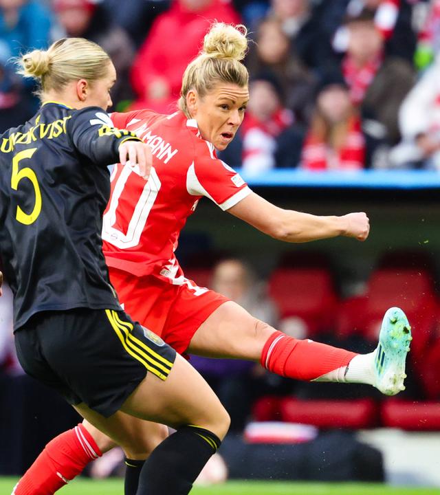 Linda Dallmann (10, FC Bayern München) und Hanna Lundkvist (5, Manchester United, ManU beim Spiel zwischen FC Bayern München gegen Manchester United