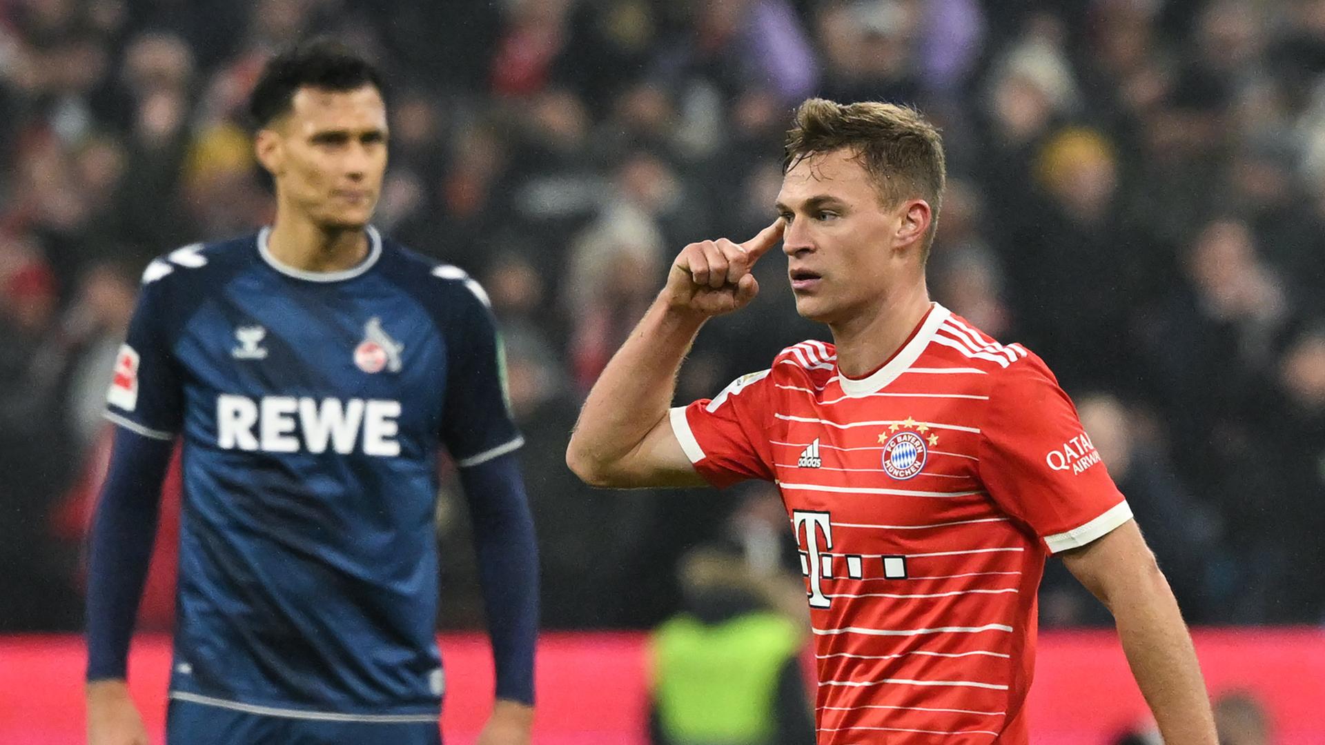 Münchens Torschütze Joshua Kimmich (r) jubelt nach dem 1:1. Links Kölns Davie Selke.