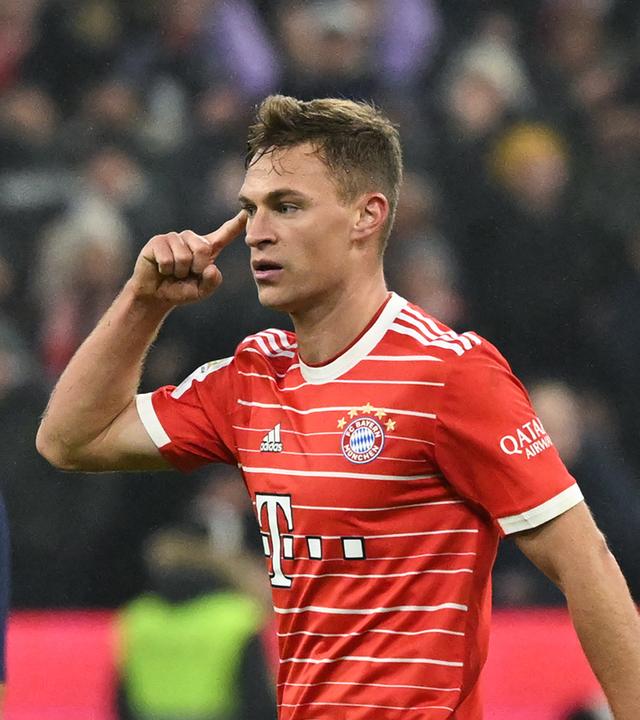 Münchens Torschütze Joshua Kimmich (r) jubelt nach dem 1:1. Links Kölns Davie Selke.