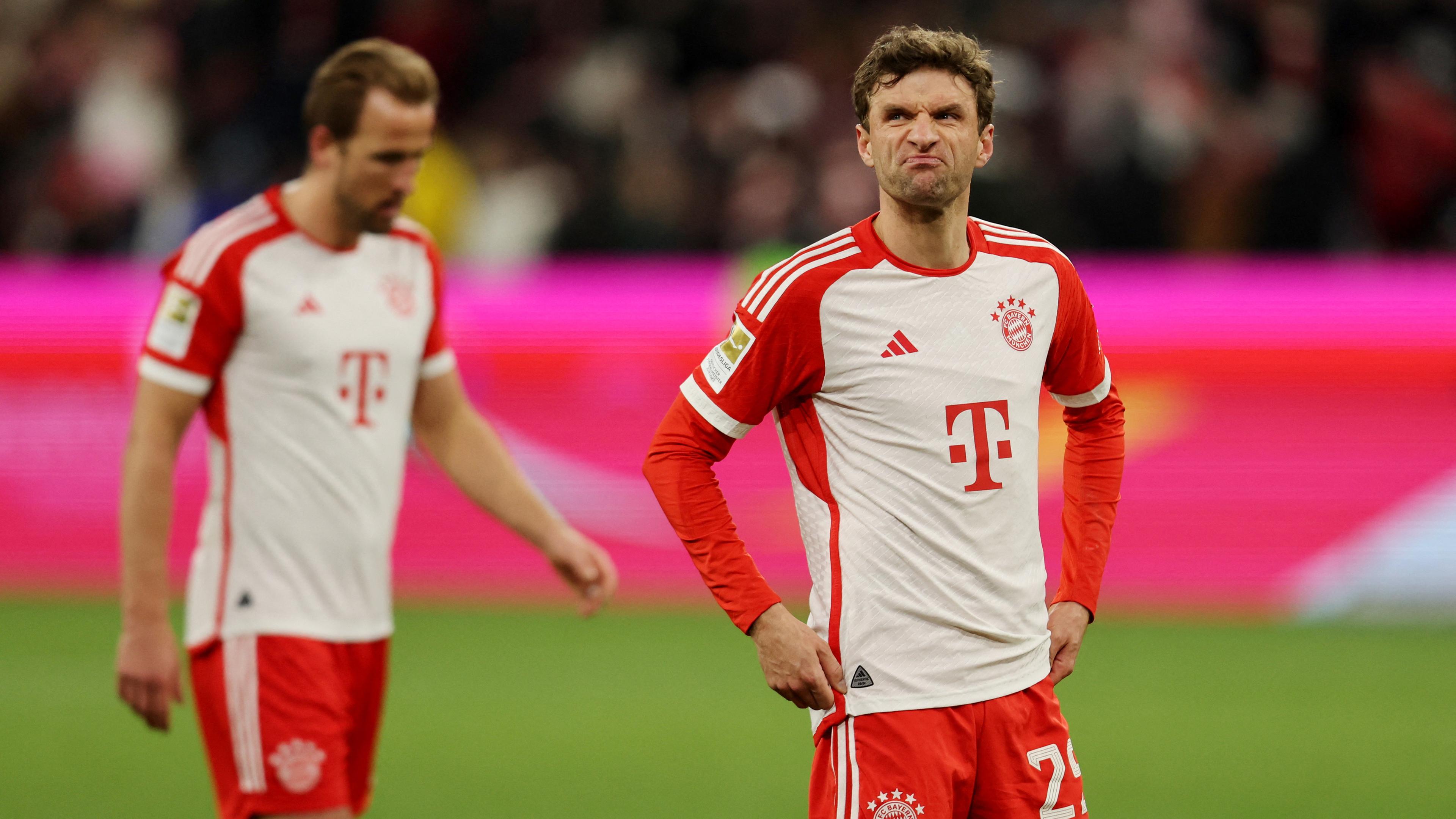 Bayern Münchens Thomas Müller wirkt nach dem Spiel niedergeschlagen am 21.01.2024.