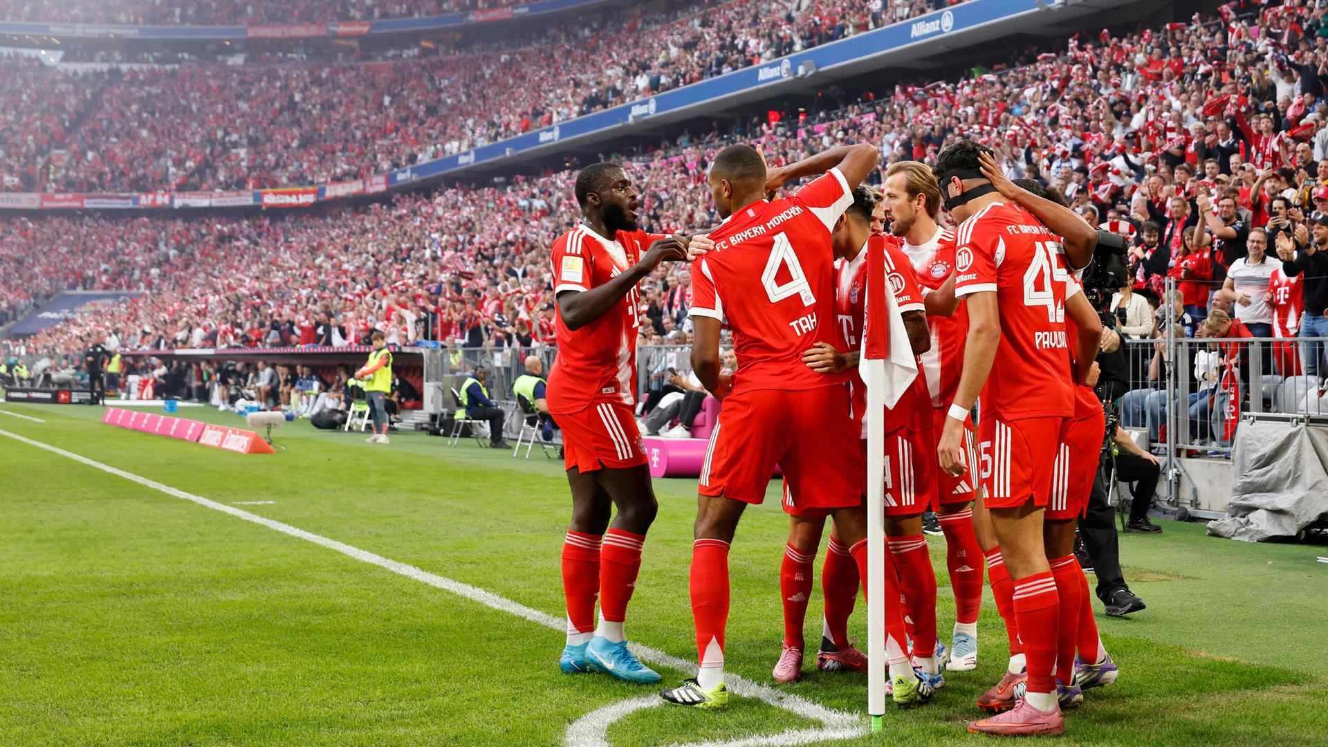 Die Spieler von Bayern München jubeln.