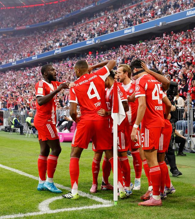 Die Spieler von Bayern München jubeln.